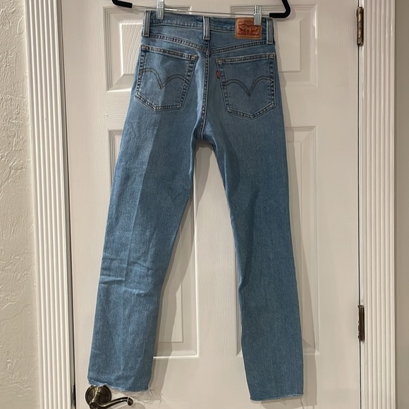 Levi's Women's High-Rise Wedgie Straight Cropped Jeans, Size 26 - Picture 2 of 7